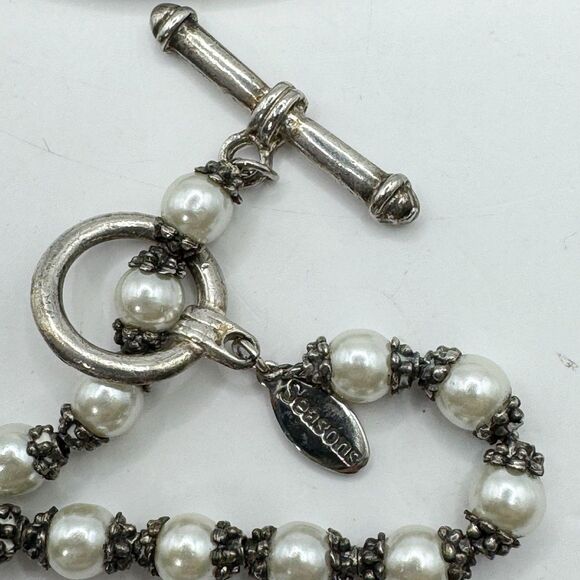 Silver And Faux Pearl Classy Minimalist Toggle Closure Collar Necklace 16” - Picture 3 of 11